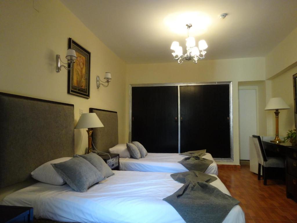 Postel nebo postele na pokoji v ubytování Indiana Hotel
