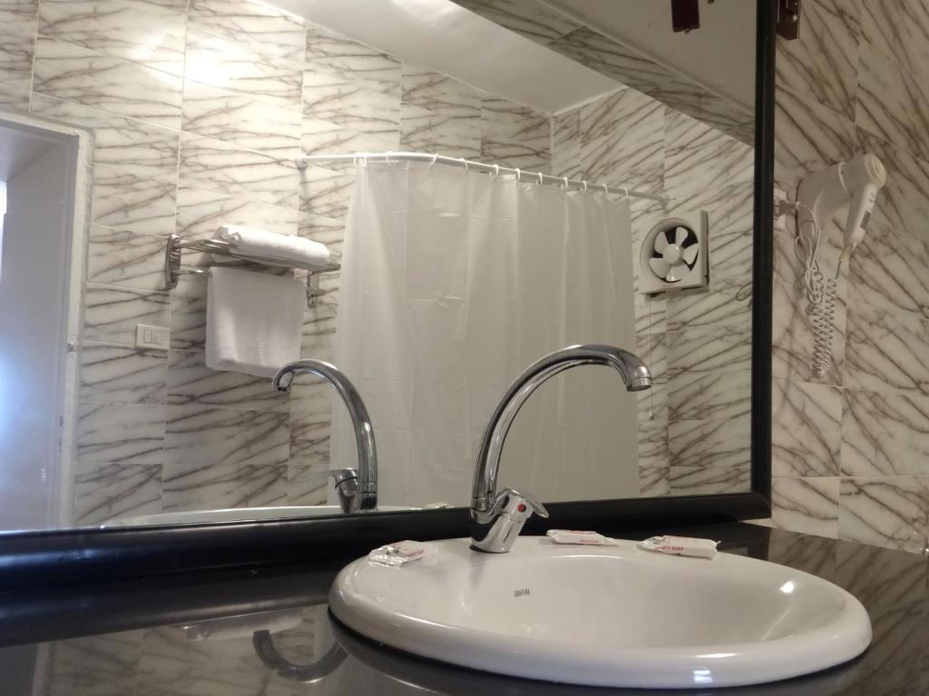 Koupelna v ubytování Indiana Hotel