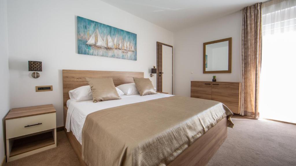 Un pat sau paturi într-o cameră la Rooms & Apartments Toni