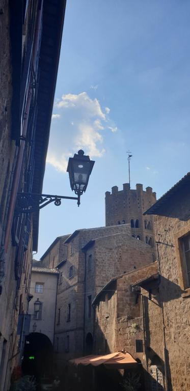 un callejón con un semáforo y un castillo en Casa vacanze Da Anastasia, en Orvieto