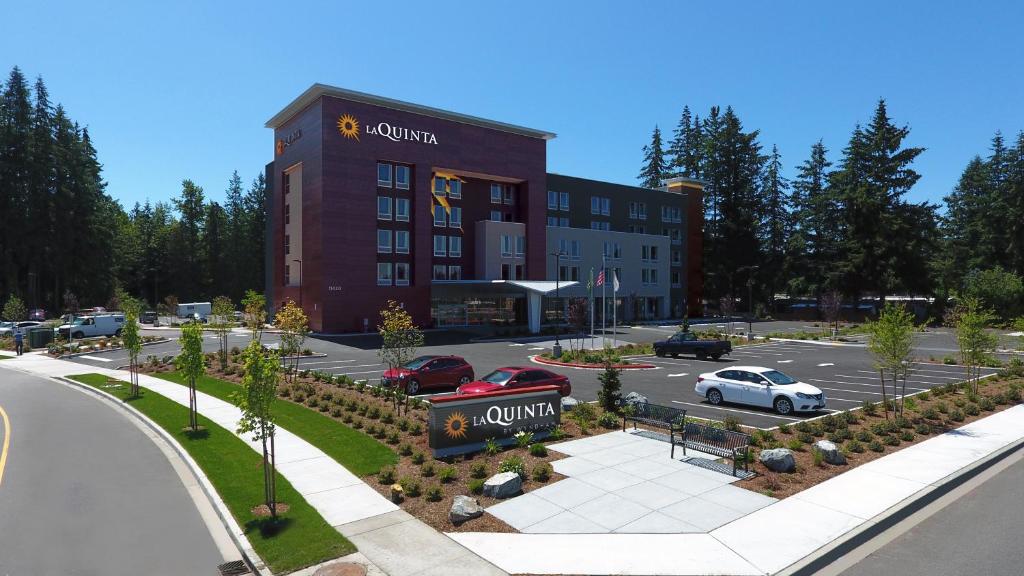 a building with cars parked in a parking lot at La Quinta Inn & Suites by Wyndham Marysville in Marysville