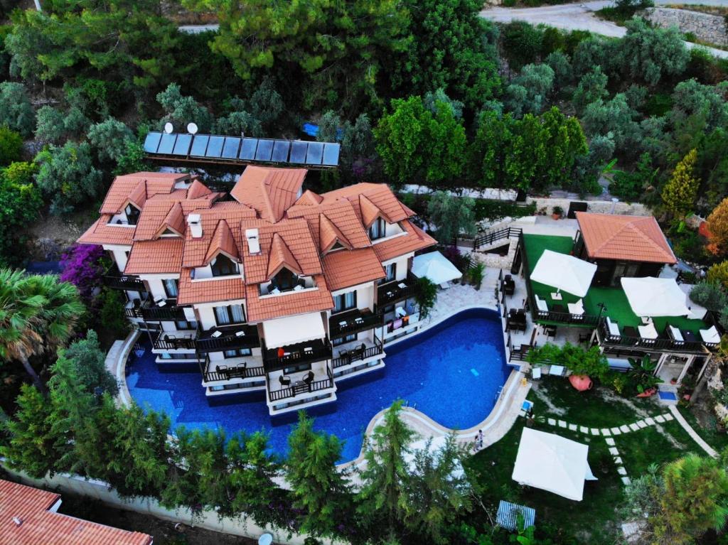 eine Luftansicht eines Hauses mit Pool in der Unterkunft Alya Hotel Göcek in Göcek
