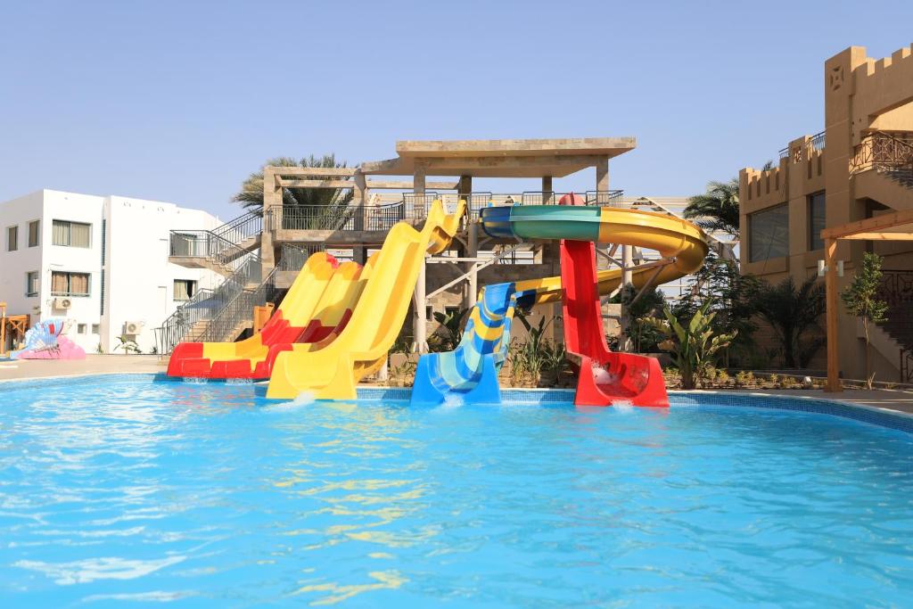 um escorrega aquático numa piscina num resort em Imperial Shams Abu Soma em Hurghada
