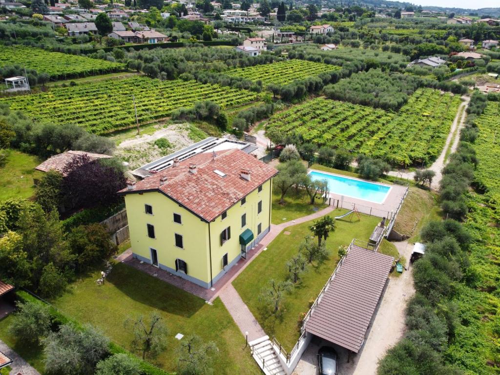 an aerial view of a house and a swimming pool at Cà Bottrigo in Bardolino