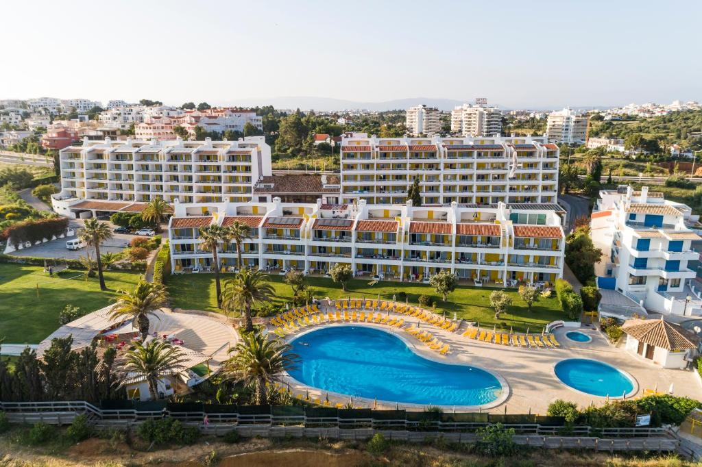 een luchtzicht op een resort met een groot zwembad bij Jardim do Vau in Portimão