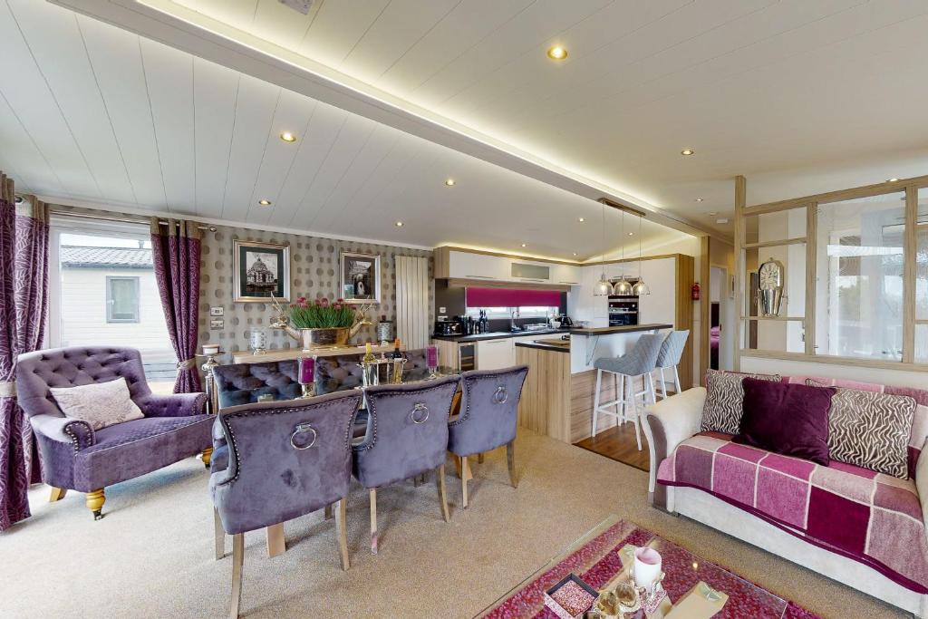 a living room with a bar and a kitchen at Tattershall VIP Lodge- Lakeside setting with hot tub and private fishing peg situated on Osprey lake tattershall park in Tattershall