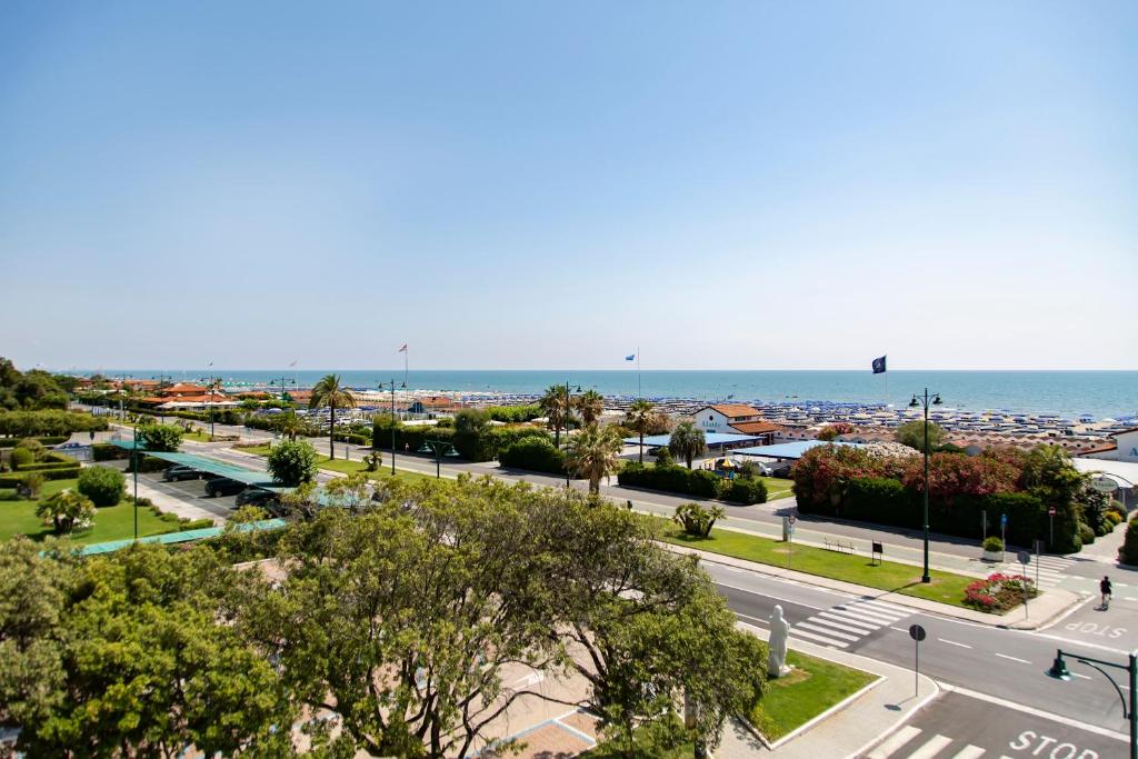 Blick auf eine Straße mit dem Meer im Hintergrund in der Unterkunft Grand Hotel in Forte dei Marmi