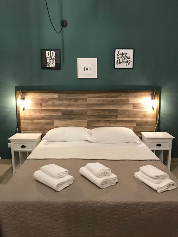 1 dormitorio con 1 cama con 2 toallas en Casa Marzio Apartments, en Fiumicino