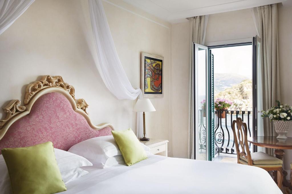 Postel nebo postele na pokoji v ubytování Villa Sant'Andrea, A Belmond Hotel, Taormina Mare