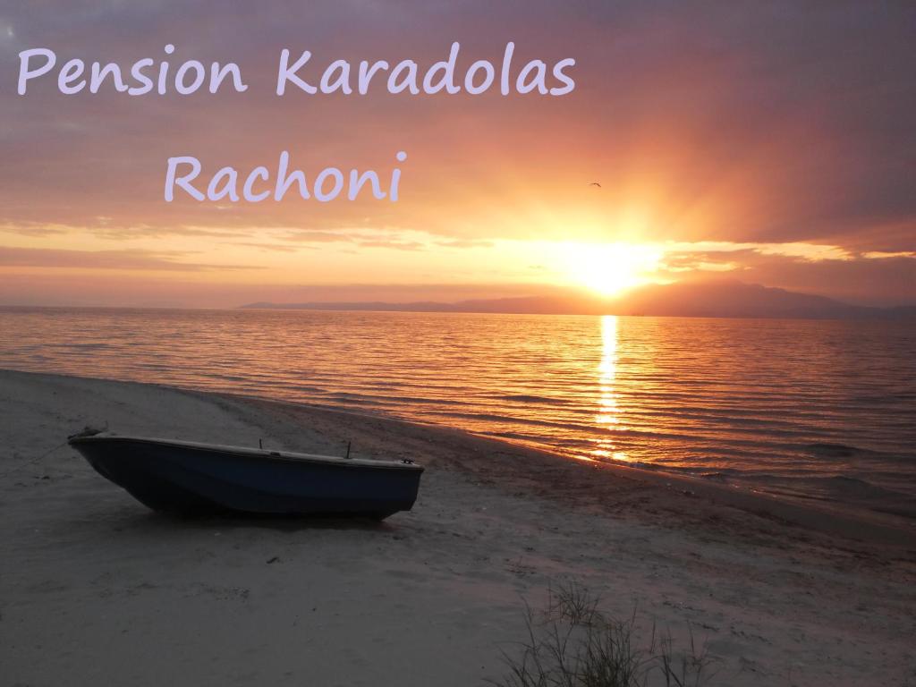 un barco en la playa con la puesta de sol en el fondo en Pension Karadolas Rachoni, en Skala Rachoniou