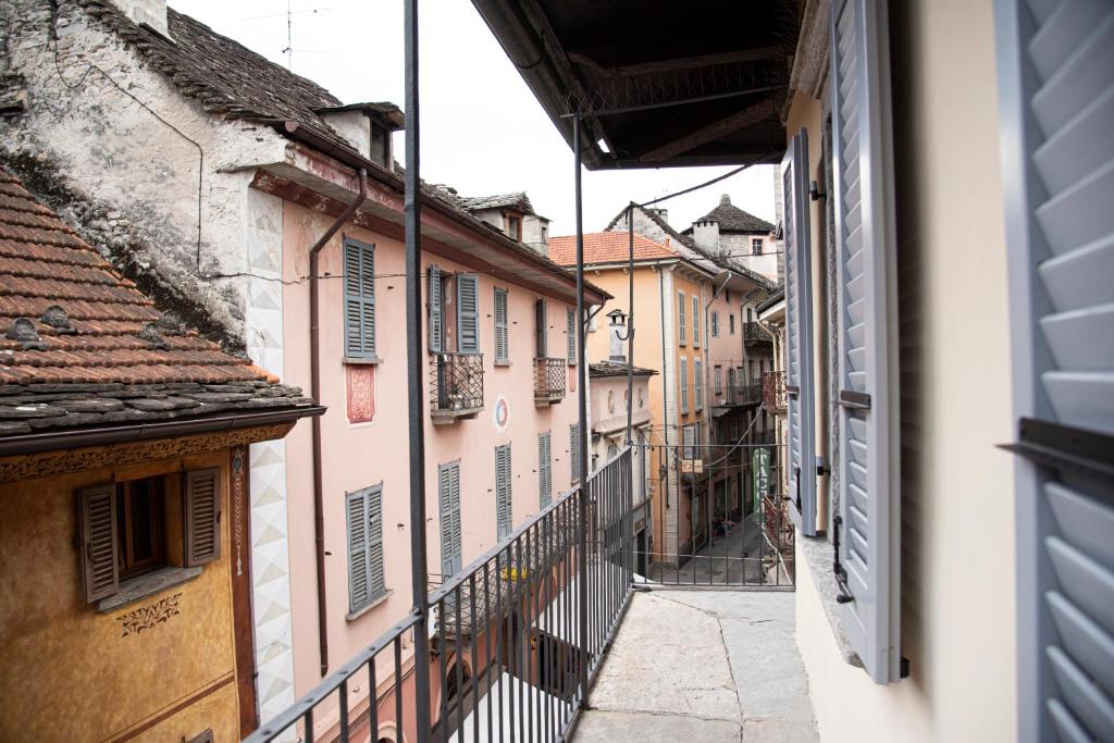 un vicolo in un centro storico con edifici di Dimora Domese a Domodossola