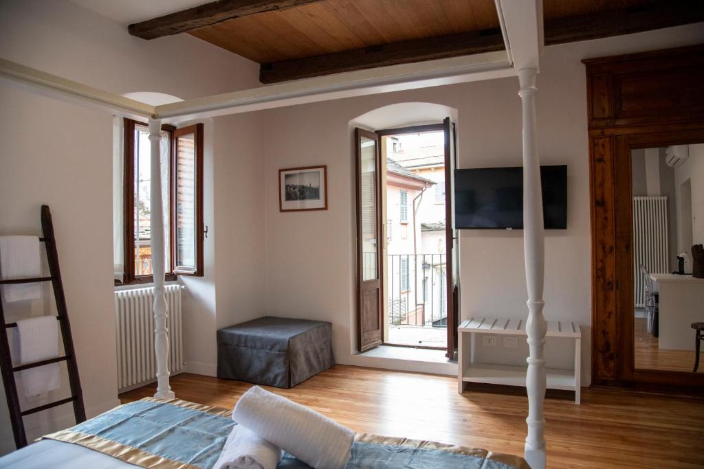 una camera da letto con un letto e una grande finestra di Dimora Domese a Domodossola
