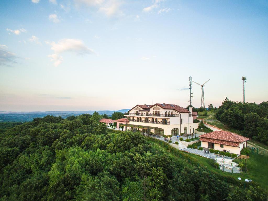 eine Luftansicht eines Hauses auf einem Hügel in der Unterkunft Zaara Estate in Glavan