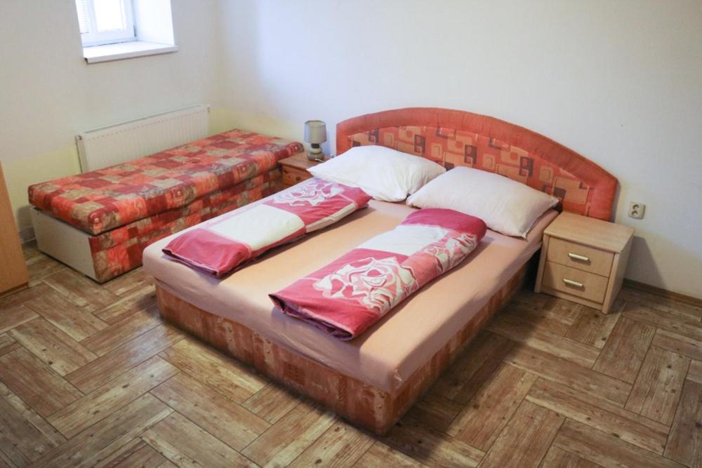 מיטה או מיטות בחדר ב-Hajirna