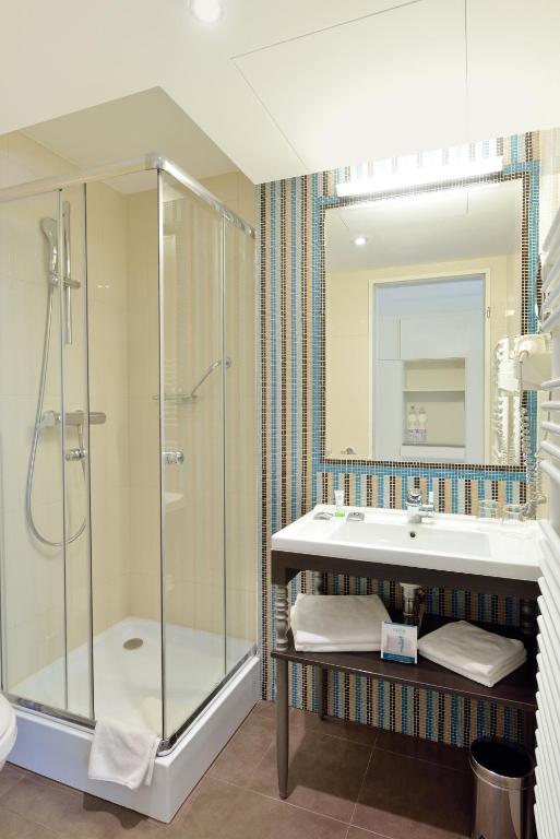 A bathroom at La Prima Fashion Hotel Budapest