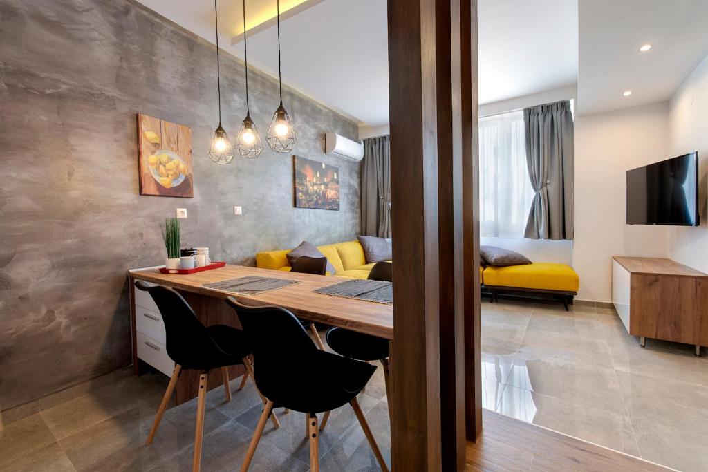 J Villara's Luxury Suites - 3