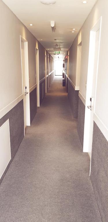 a hallway of an office building with a long corridor at Comodoro Hotel in Comodoro Rivadavia