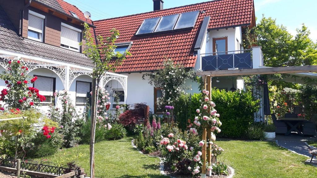 un jardín frente a una casa con flores en Gästehaus - Im Gärtle en Niederrotweil