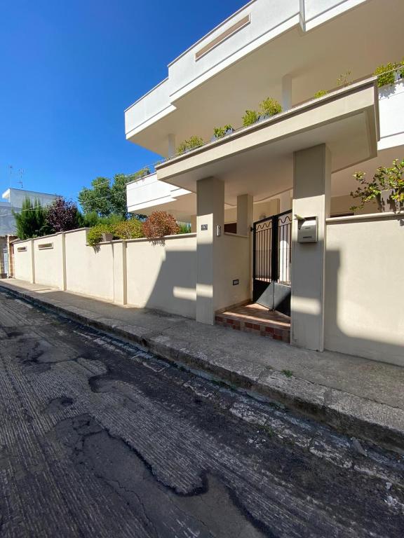an empty street next to a house at CASA GARIBALDI 162 in Leverano