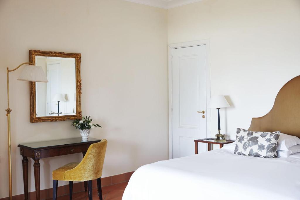 Grand Hotel Timeo, A Belmond Hotel, Taorminaにあるベッド