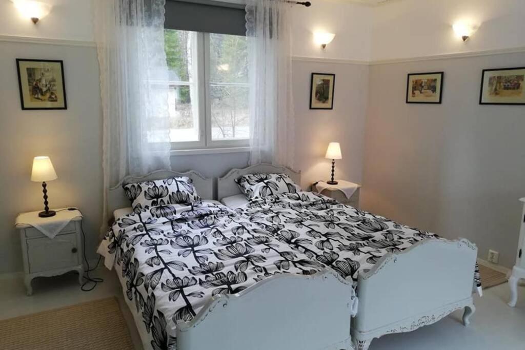 1 dormitorio con cama blanca y ventana en Arctic Circle Tranquillity, en Rovaniemi