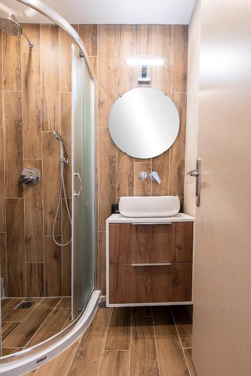 J Villara's Luxury Suites - 16