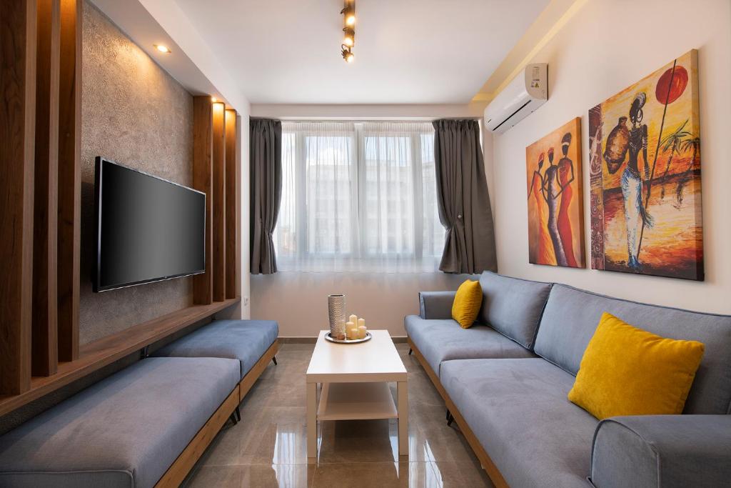 J Villara's Luxury Suites - 10