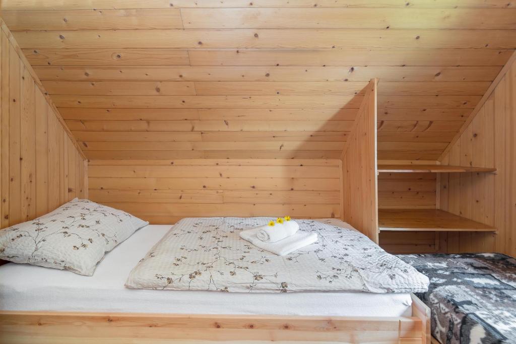 Postel nebo postele na pokoji v ubytování Zalin planinski raj