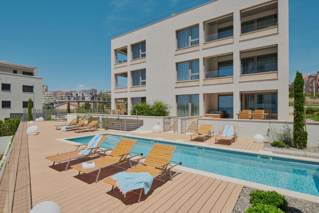 Bazén v ubytovaní Eol Apartments Split alebo v jeho blízkosti