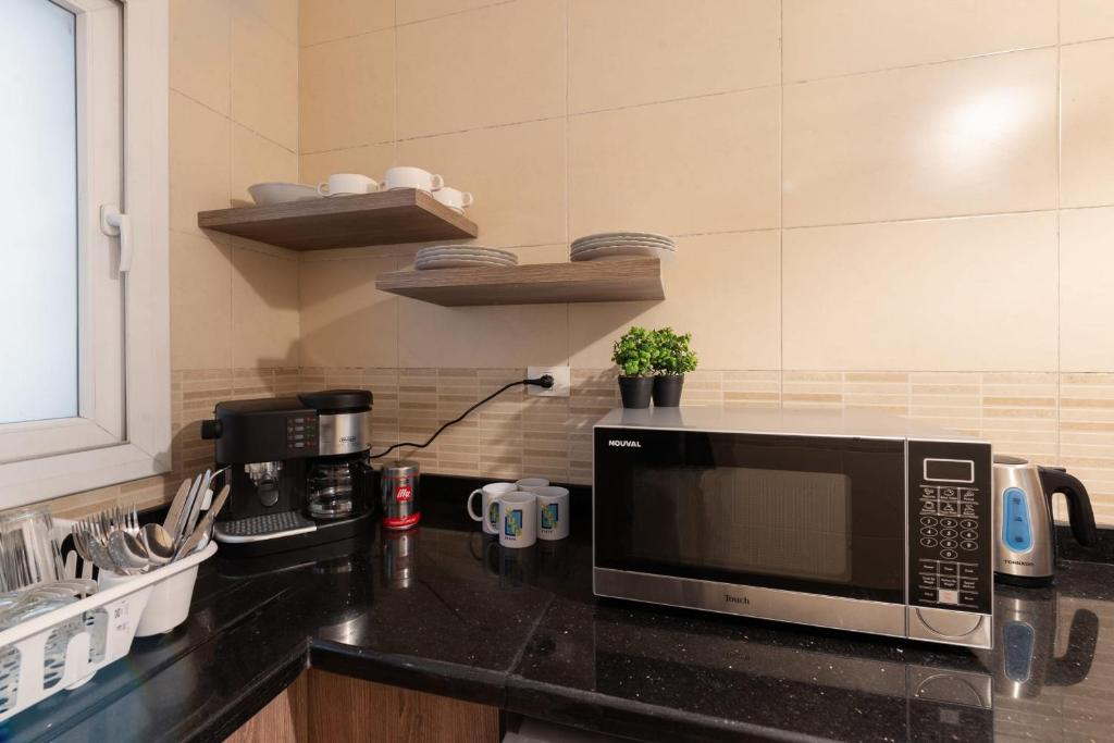 Kuchyň nebo kuchyňský kout v ubytování The 2BDR Compelling Condo 5 min to CAI Airport