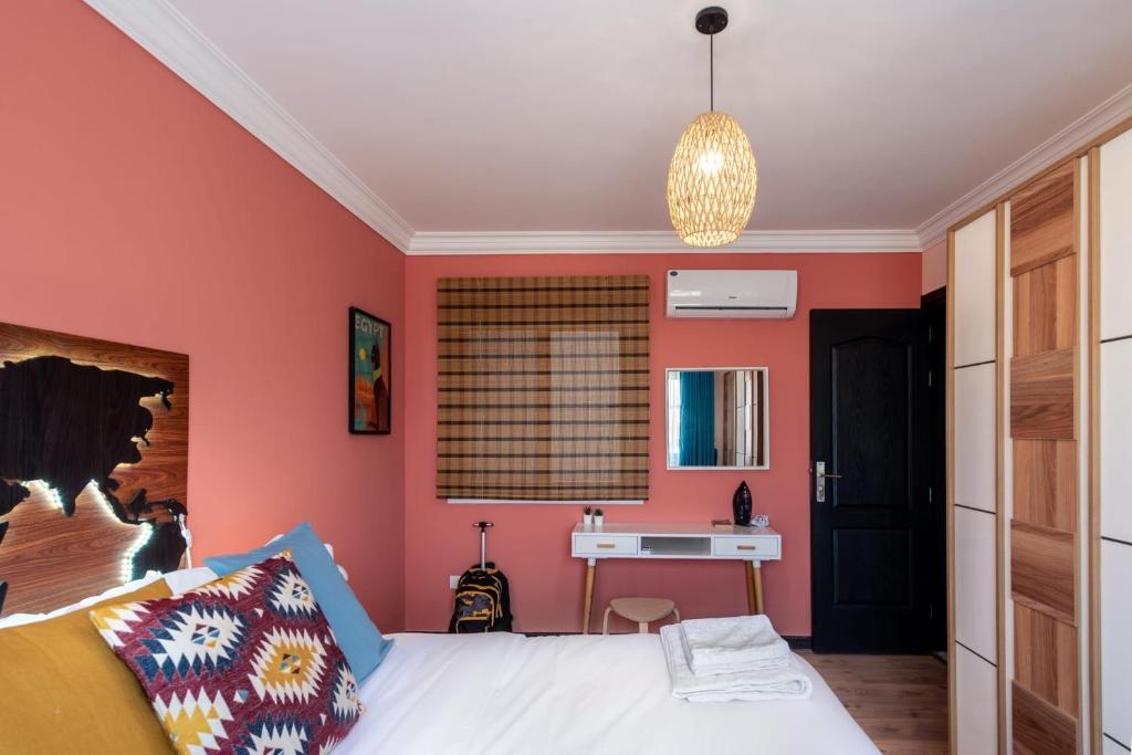 Postel nebo postele na pokoji v ubytování The 2BDR Compelling Condo 5 min to CAI Airport