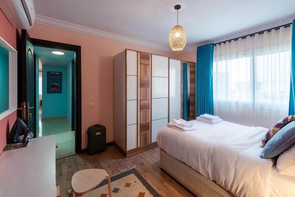 Postel nebo postele na pokoji v ubytování The 2BDR Compelling Condo 5 min to CAI Airport