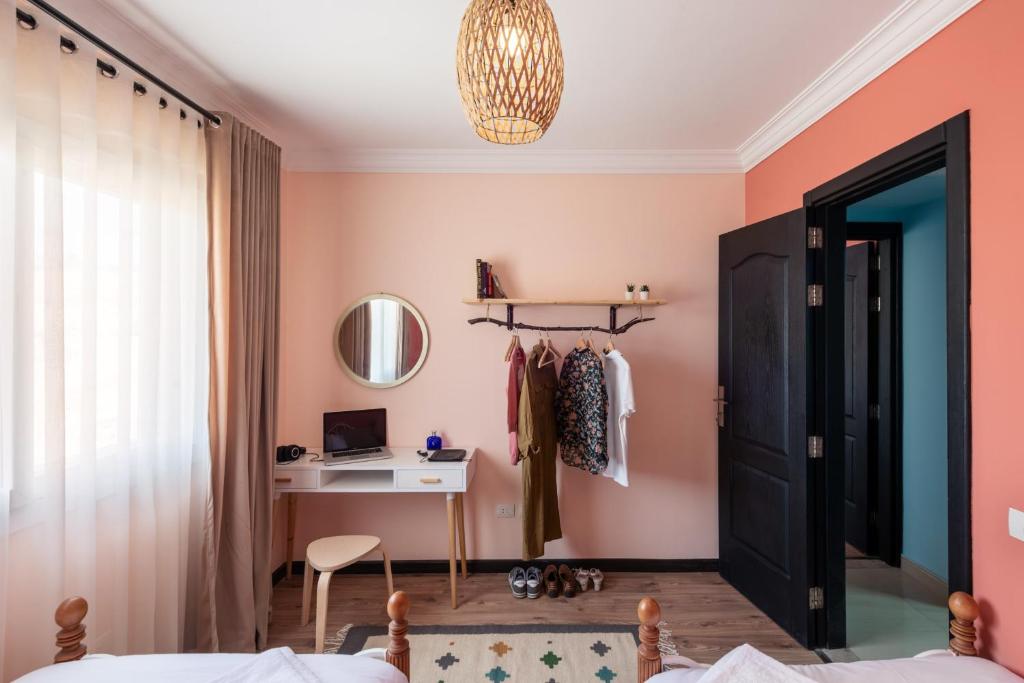 Postel nebo postele na pokoji v ubytování The 2BDR Compelling Condo 5 min to CAI Airport