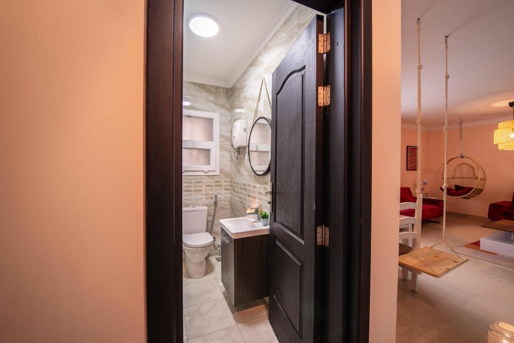 Koupelna v ubytování The 2BDR Compelling Condo 5 min to CAI Airport