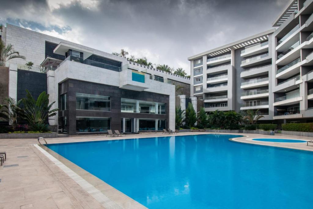 Bazén v ubytování The 2BDR Compelling Condo 5 min to CAI Airport nebo v jeho okolí