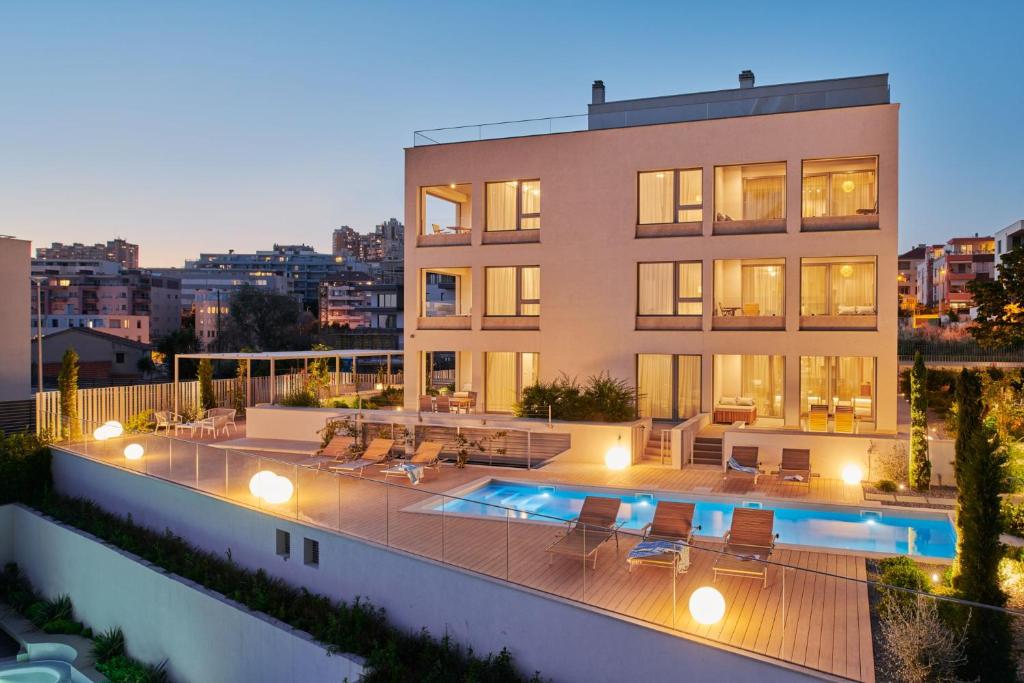 Bazén v ubytovaní Eol Apartments Split alebo v jeho blízkosti