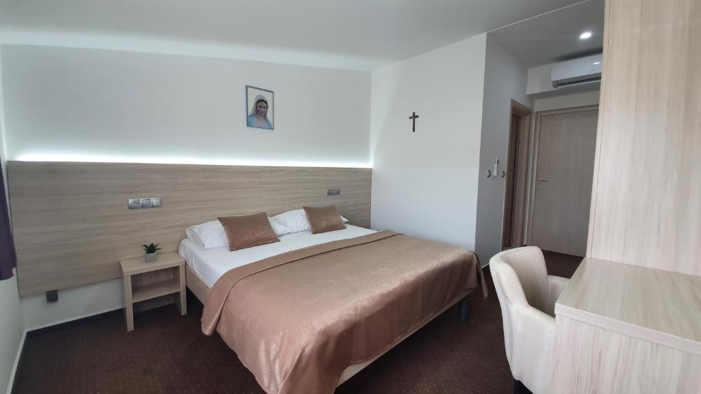 Llit o llits en una habitació de Hotel Glorija