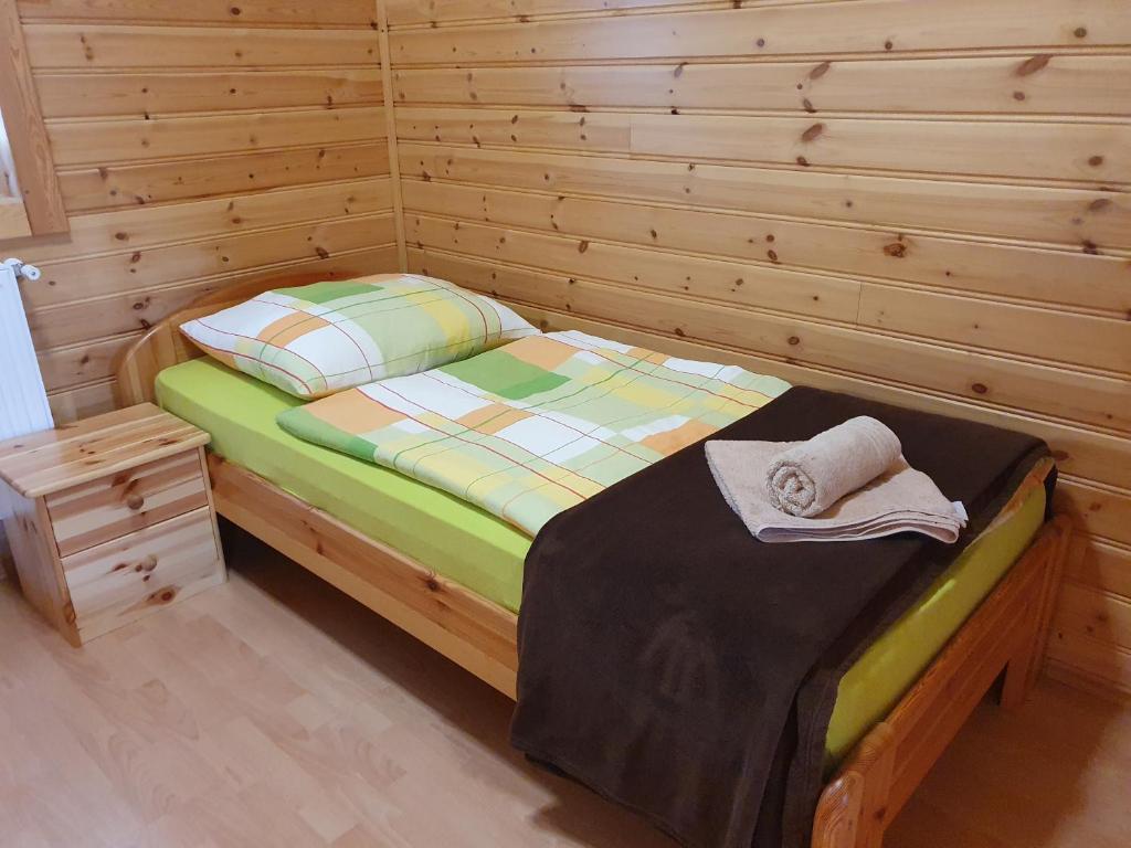 Postel nebo postele na pokoji v ubytování Bak Vendéglő faházak