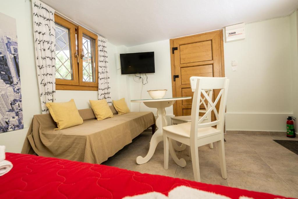 salon z kanapą i stołem w obiekcie Agios Mamas Resort w mieście Nea Potidaea