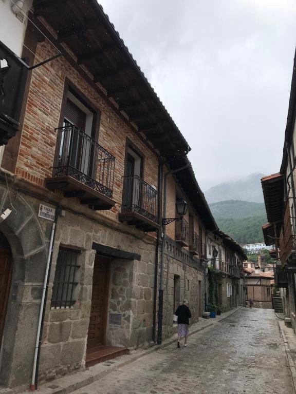 Una persona che cammina per una strada in un vicolo di La Plaza Vieja a Cuevas del Valle