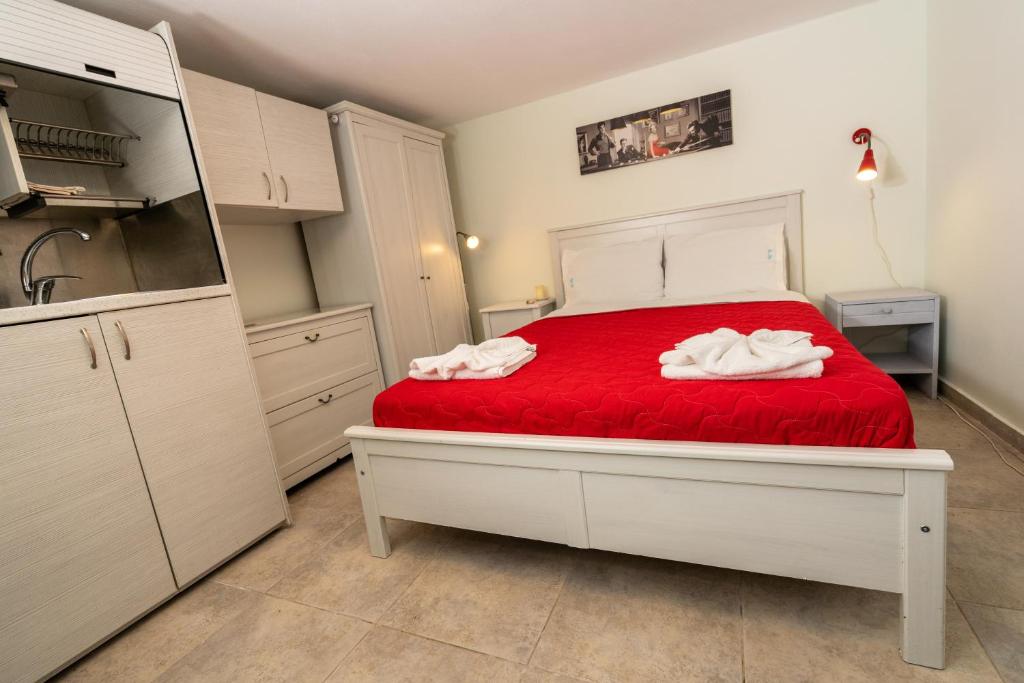 Łóżko lub łóżka w pokoju w obiekcie Agios Mamas Resort