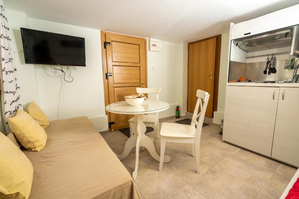 Kuchnia lub aneks kuchenny w obiekcie Agios Mamas Resort