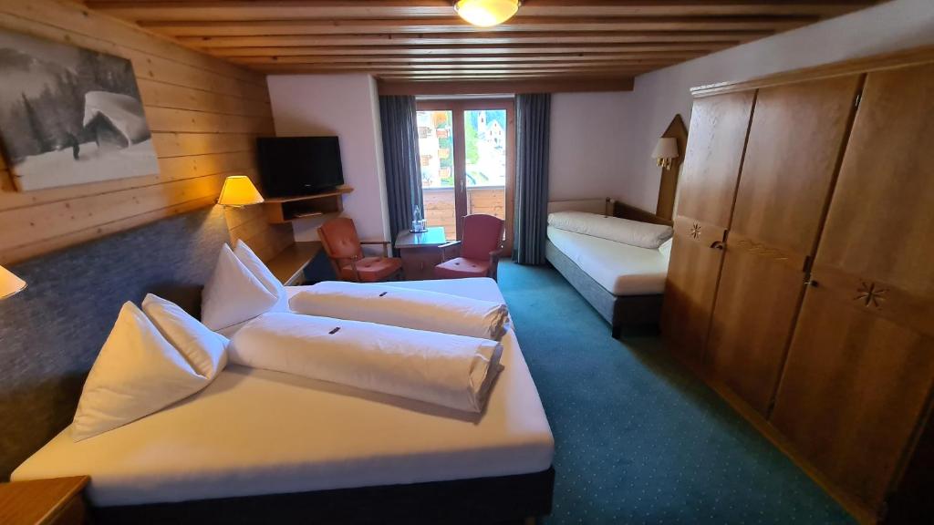 Rúm í herbergi á Hotel Cresta
