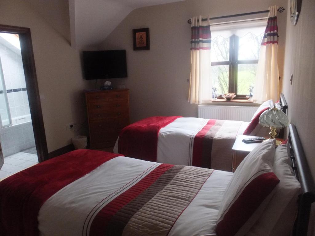Een bed of bedden in een kamer bij Murray's Mountain View
