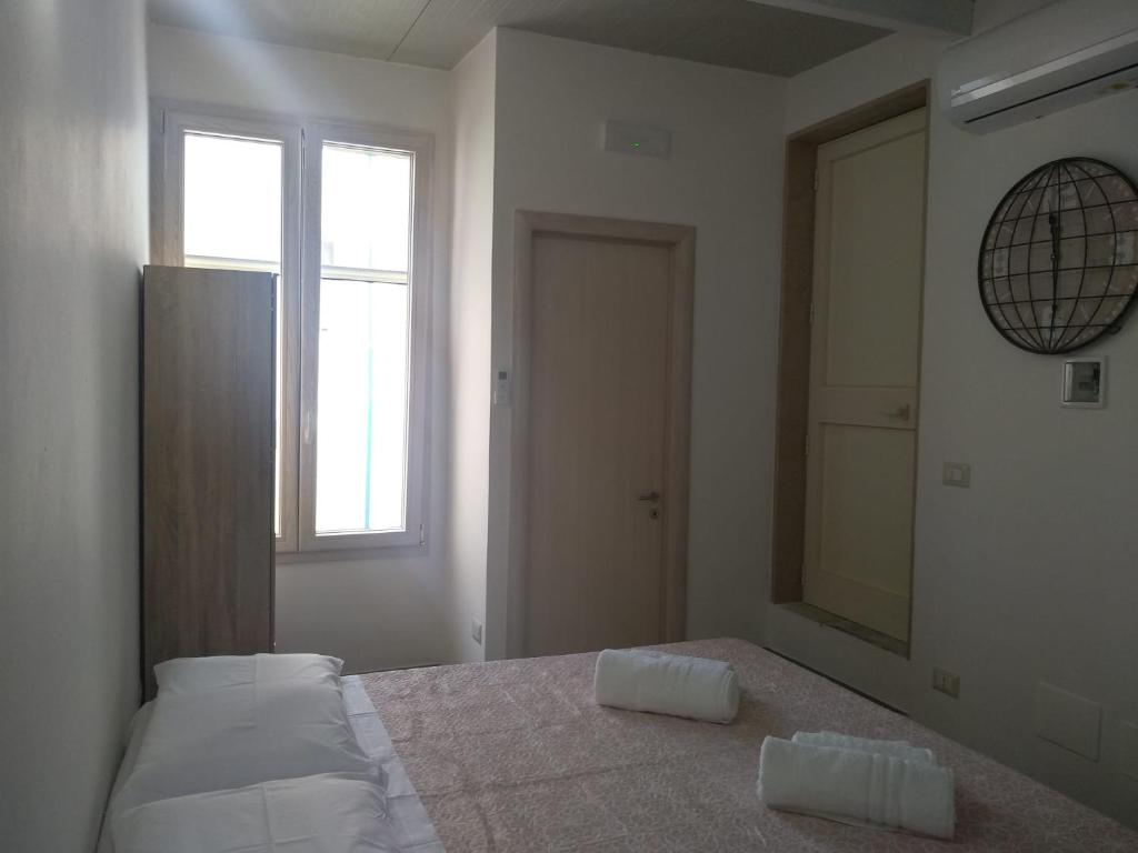 een slaapkamer met een bed met 2 kussens erop bij B&B L'Antica Dimora ...e dei mestieri in Otranto