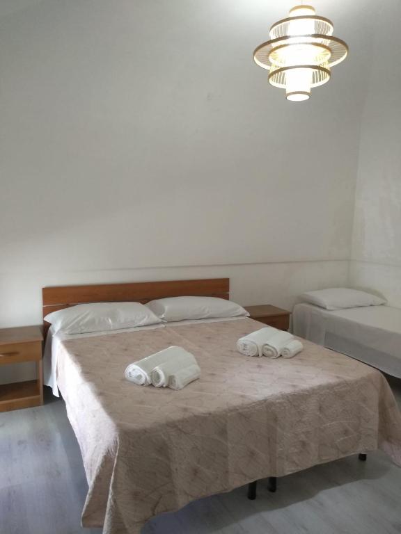 Łóżko lub łóżka w pokoju w obiekcie B&B L'Antica Dimora ...e dei mestieri