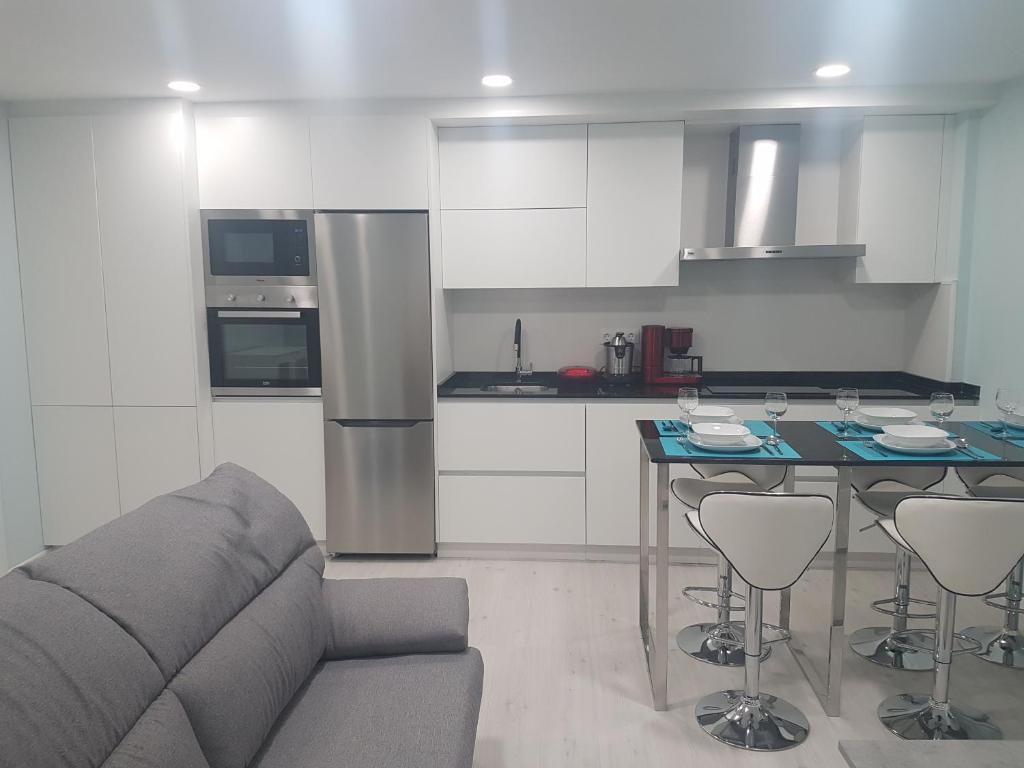 een keuken met een bank en een tafel met stoelen bij Barcia 3 in Pontevedra