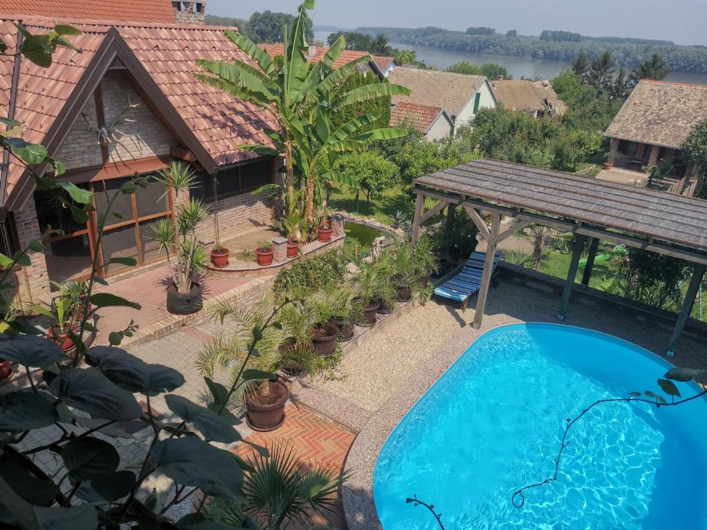 - une vue aérienne sur une maison avec une piscine dans l'établissement Villa Palma, à Aljmaš