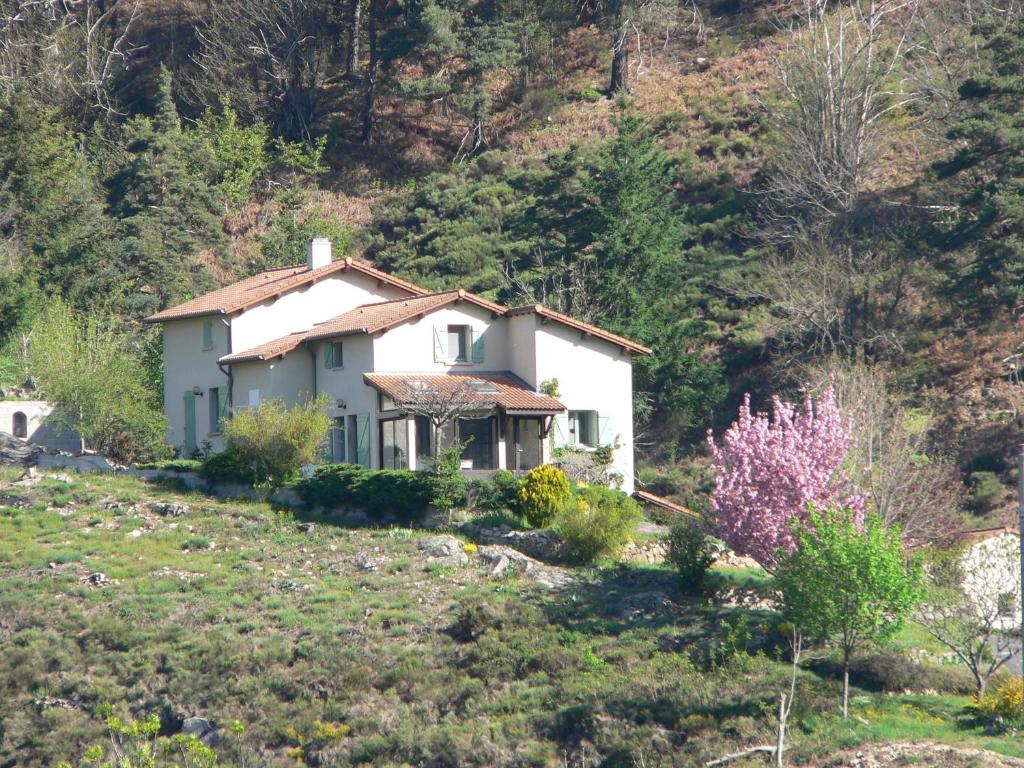 een huis aan de zijkant van een heuvel bij Nature sud Malpas in Accons
