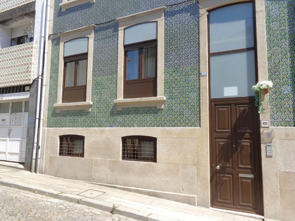 budynek z oknami i drzwiami w obiekcie Portuense Alojamento Local w Porto